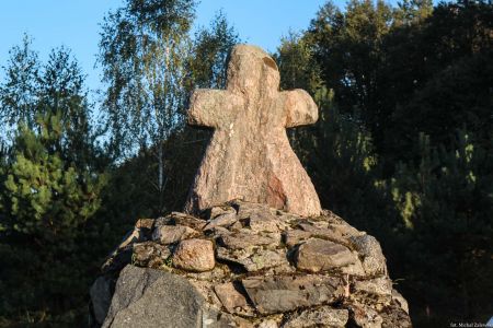 Pratulin, bialski, lubelskie. Kamienny (szary granit) krzyż na grobie męczenników unickich.