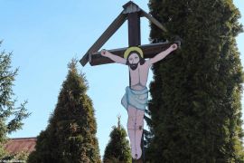 Chrystus wycięty sylwetkowo z blachy na krzyżu przydrożnym w Powroźniku, fot. 2019