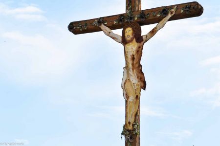 Drewniany krzyż przydrożny z Chrystusem wyciętym z blachy w Szczepanowie