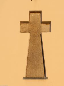 Lutynia, pow. średzki, gm. Miękinia; kamienny krzyż wmurowany w wieżę kościoła; być może pierwotnie krzyż nagrobkowy księdza (ma ryt kielicha)
