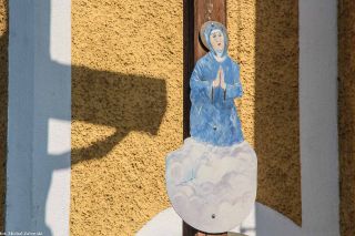 Krzyż drewniany z Chrystusem malowanym na blasze