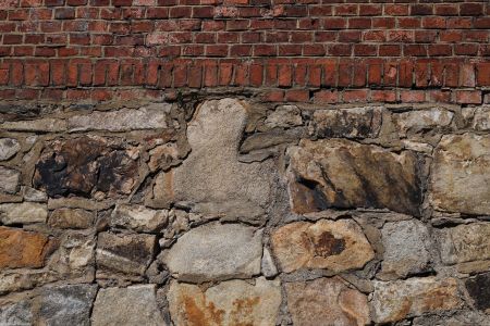 Kępnica, pow. nyski, gm. Nysa; kamienny krzyż wmurowany w mur oporowy na lewo od wschodnich schodów prowadzących do kościoła; mur powstał lub był gruntownie remontowany w 1886 r. i wtedy prawdopodobnie wmurowano w niego krzyż.