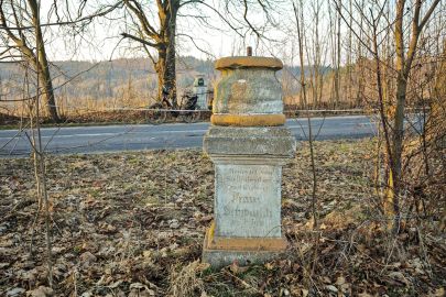 Golejów, pow. lwówecki; pozostałość po kapliczce z poprzedniego zdjęcia (fot. 2026); według inskrypcji kapliczka ufundowana przez proboszcza w Uniegoszczu (1675?) i odnowiona w 1884 r. przez karczmarza z Golejowa.