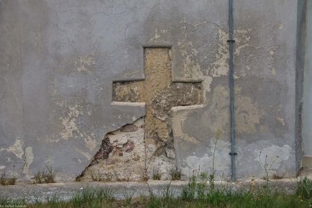 Niedźwiedzice, pow. legnicki; kamienny krzyż wmurowany w ścianę kościoła