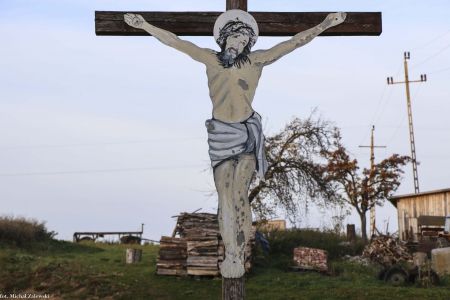Krzyż z Chrystusem z blachy w Baldwinowicach