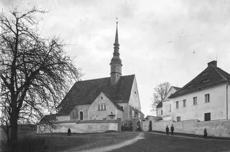 Rudzica, gm. Siekierczyn; krzyż z Chrystusem z blachy koło kościoła, fot. 1910