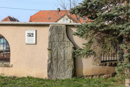 Jordanów Śląski, pow. wrocławski; kamienna płyta nagrobna z rytem miecza