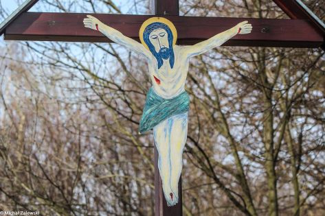 Leśnica, fot. 2019, drewniany krzyż przydrożny