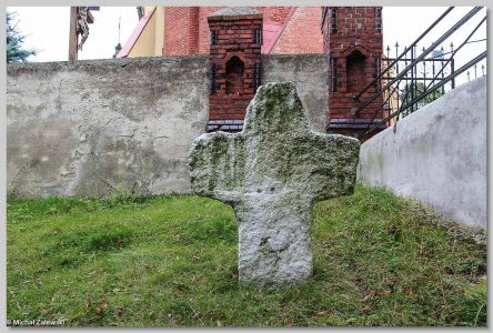 kamienny krzyż określany jako krzyż pojednania lub krzyż pokutny w Jaksonowie