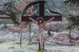 Chrystus z blachy na krzyżu na ul. Grunwaldzkiej w Muszynie, fot. 2019
