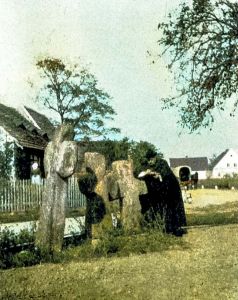 Proszkowice, pow. wrocławski, gm. Mietków; trzy kamienne krzyże, przy nich Paul Kutzer
