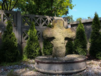 Tyniec Legnicki, pow. legnicki, gm. Ruja; krzyż kamienny z dolną aureolą
