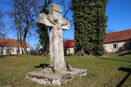 Przeczów, pow. namysłowski; krzyż z cmentarza morowego w Mikowicach, ok. 1600
