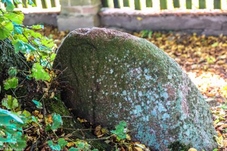 "Kamienna baba" na cmentarzu kościelnym w Bukowicach; ryt głowy (czaszki) i trzy prawie już niewidoczne krzyżyki; prawdopodobnie nagrobek