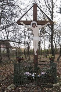 Wrocław Pracze Odrzańskie; krzyż w parku (były cmentarz ośrodka gruźliczego)