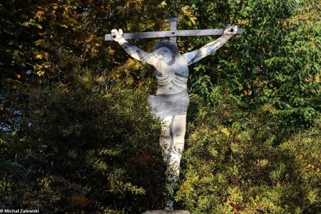 Krzyż przydrożny z Chrystusem z blachy, Chmieleń