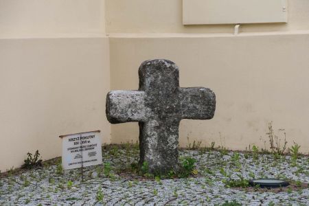 Polkowice; kamienny krzyż przy kościele św. Michała Archanioła