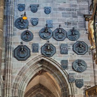 Tarcze trumienne (XV i XVI wiek) norymberskiego rodu patrycjuszowskiego Volkamer (Volcamer, Volkmar) w kościele św. Wawrzyńca w Norymberdze, miejscu pochówku członków tej rodziny