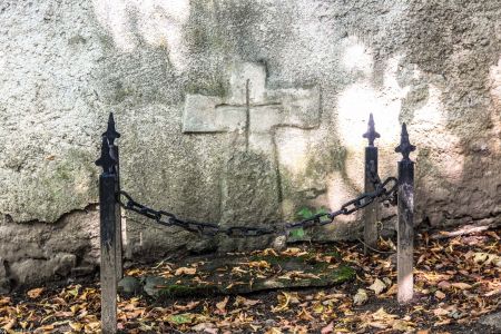 Sławnikowice, pow. zgorzelecki; krzyż kamienny w murze cmentarza kościelnego