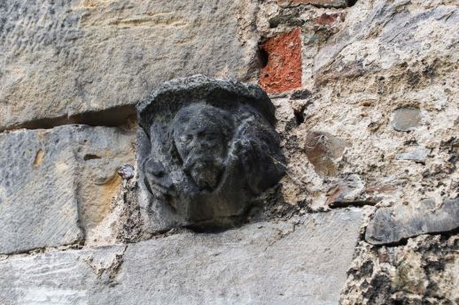 Rząsiny, pow. lwówecki; głowa na południowej ścianie ruin kościoła (lewy skraj); możliwe, że pierwotnie wspornik żeber sklepienia, może konsola pod rzeźbę
