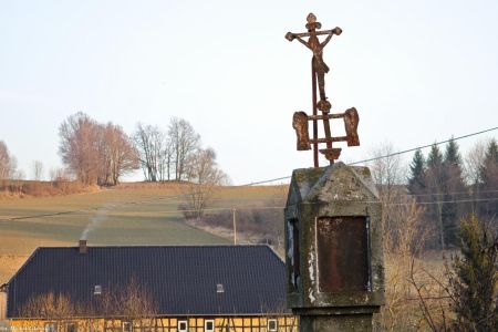 Golejow, Lubomierz; Grupa Ukrzyżowania wieńcząca kamienną kapliczkę