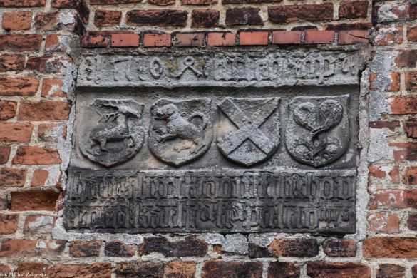 Inskrypcja nad neogotyckim portalem wieży kościoła w Sośnicy koło Kątów Wrocławskich. Napis: 1504 fecit h(o)c op(u)s hans brocke(n)dorff fili(us) tho(mae) uxor ei(u)s kath(a)r(in)a fi(li)a pet(ri) stro(ni)ch(e)ns[8] (dzieło to powstało w 1504 r. staraniem hansa brockendorffa syna tomasza, żonatego z katarzyną, córką piotra stronichena). Cztery herby: Prockendorff (herb Hansa Prockendorffa), Gruttschreiber (Herb rodziny matki Hansa), Strönichen (herb rodziny żony Hansa Katarzyny) i Sachse (herb rodziny matki Katarzyny), takie same jak na kamiennym reliefie w kościele św. Elżbiety we Wrocławiu (fot.).