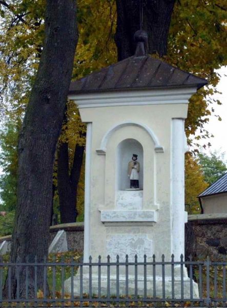 Plik:Knychówek, kapliczka wnękowa.jpg