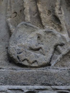 Herb Krappe pod postacią Hansa II Krapffa (starszego) (zm. 1513); drugi od lewej.