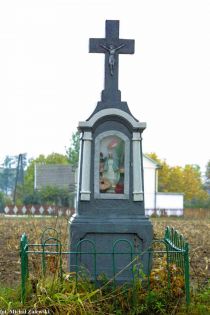 6. Krzyż z kapliczką wnękową, fot. 2002