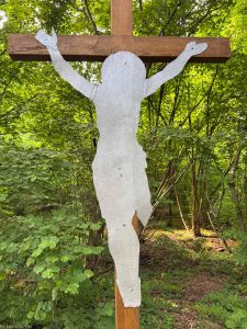 Kaźmierzów, Polkowice; stary cmentarz, postać Chrystusa wycięta współcześnie na wzór skorodowanej (niepomalowana)