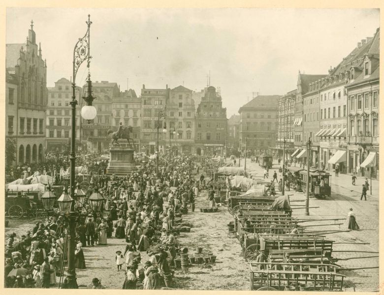 Plik:Rynek targ fot. 1890-1900.jpg