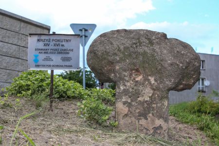 Lyski, pow. raciborski; krzyż odnaleziony ok. 1835 r., podczas rozbiórki starego domu stojącego w pobliżu; odłamana górna część.
