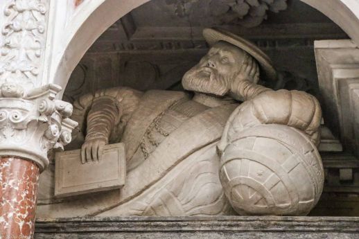 Heinrich Rybisch na swoim nagrobku w farze elżbietańskiej