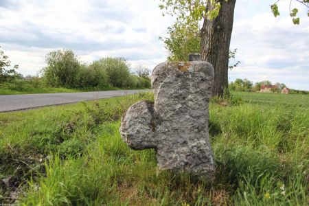 Tymowa, pow. lubiński, gm. Ścinawa; krzyż widoczny na poprzednim zdjęciu z prawej strony