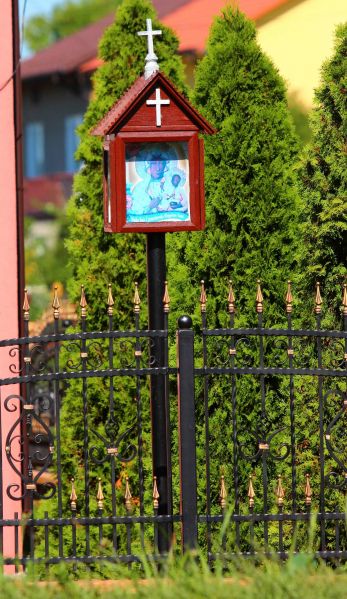 Plik:Wełnin kapliczka skrzynkowa.jpeg