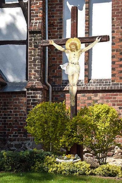 Plik:Brzezina Chrystus z blachy.jpg