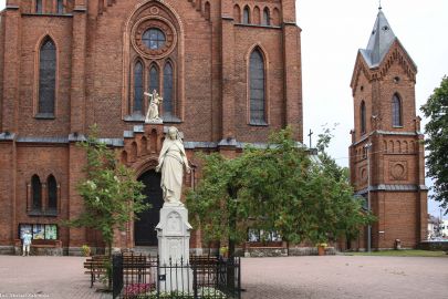 3. Figura Matki Bożej Łaskawej w Ostrowi Mazowieckiej