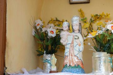 Matka Boska Wambierzycka w kapliczce przydrożne