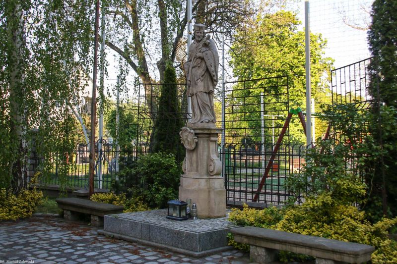 Plik:Osobowice Nepomucen pomnik 2023.jpg