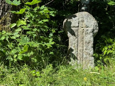 Stójków, pow. kłodzki, gm. Lądek-Zdrój; krzyż z piaskowca przy leśnej drodze; ryt miecza