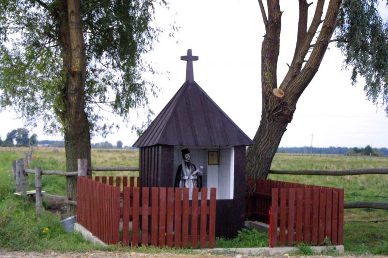 Plik:Wyk, kapliczka domkowa.jpeg