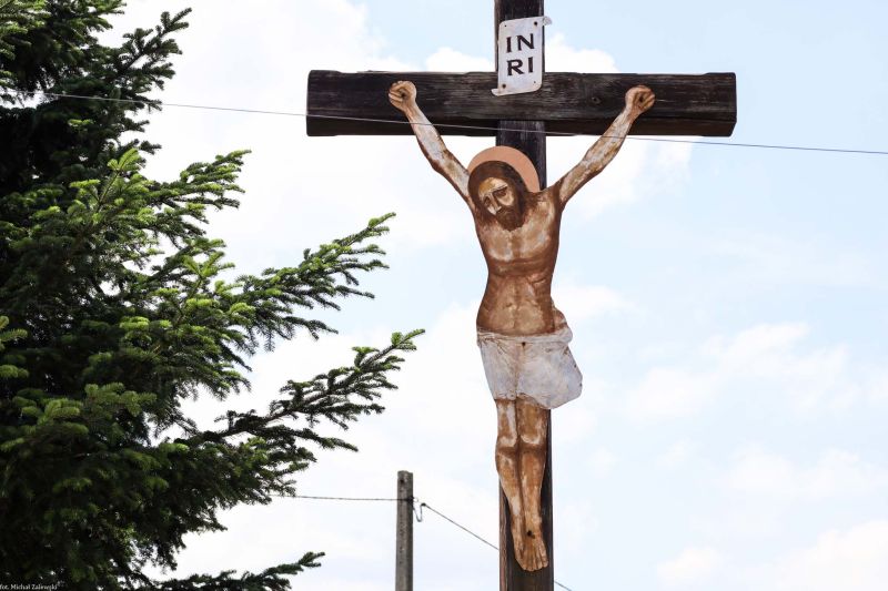 Plik:Łaziska Chrystus z blachy.jpg