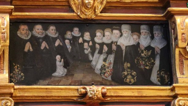 Pucher na epitafium Jerzego Kirchenpauera (zm. 1605) w farze elżbietańskiej; trzeci herb od lewej pod postacią Marii Pucher von der Puche (zm. 1623), drugiej żony Jerzego