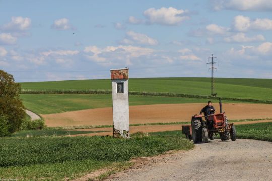 Kępnica, pow. nyski; kapliczka przydrożna