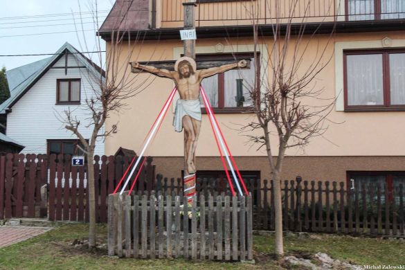 Niedzica, krzyż przydrożny z Chrystusem malowanym na blasze, fot. 2019