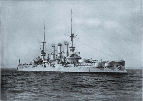 Pancernik SMS Schlesien tuż po wejściu d służby w 1908 r. Razem z bardziej znanym bliźniaczym SMS Schleswig-Holstein ostrzeliwał podczas kampanii wrześniowej w 1939 r. polskie pozycje i baterie nadbrzeżne na Helu.