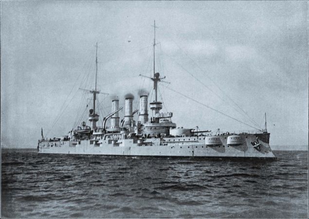 Pancernik SMS Schlesien tuż po wejściu d służby w 1908 r. Razem z bardziej znanym bliźniaczym SMS Schleswig-Holstein ostrzeliwał podczas kampanii wrześniowej w 1939 r. polskie pozycje i baterie nadbrzeżne na Helu.