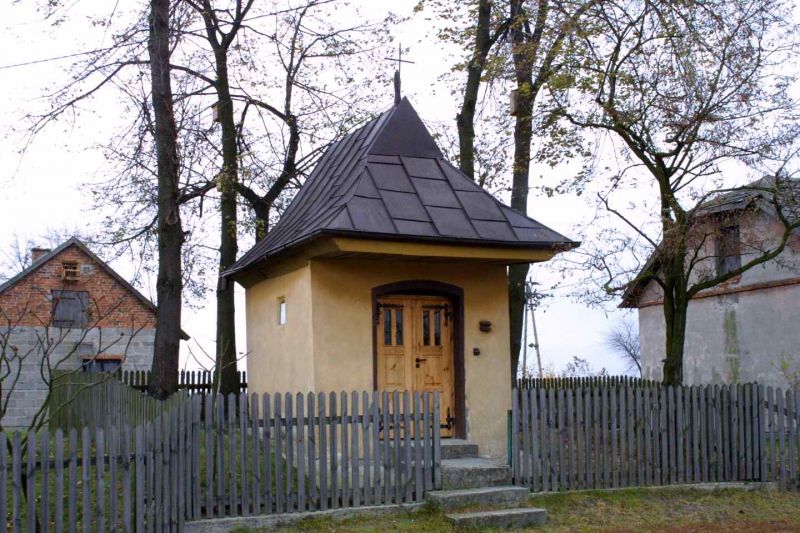 Plik:Durdy, kapliczka domkowa.jpeg