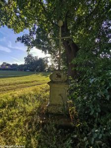 Oleszna Podgórska, krzyż kamienny przydrożny