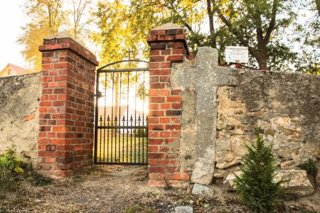 Kępy, pow. jaworski, gm. Wądroże Wielkie; krzyż kamienny z bardzo słabo widocznym rytem kuszy